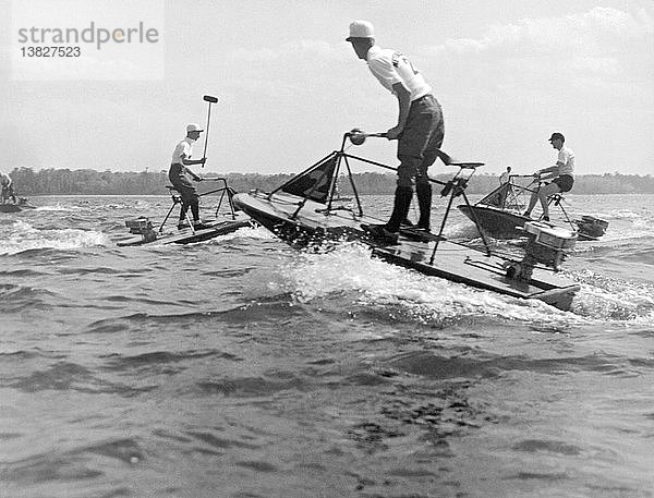 New Jersey: um 1936 Eine neue Wassersportart  Speedboat Polo  wird unter der Schirmherrschaft der South Jersey Speedboat Association gespielt. Aufregung und Nervenkitzel sorgen für Spannung.