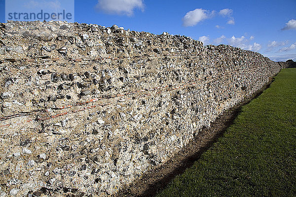 Backsteinmauern eines römischen Kastells  Burgh Castle  Great Yarmouth  Norfolk  England