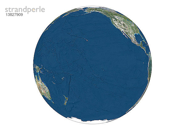 Diese Satellitenansicht zeigt den Erdglobus auf weißem Hintergrund mit Fokus auf den Pazifischen Ozean  mit Meeresrelief.