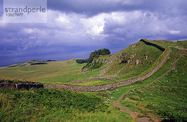 Das widerstandsfähige Gestein der Whin Sill bildet den Steel Rigg  einen Teil des Hadrianswalls  Northumberland  England