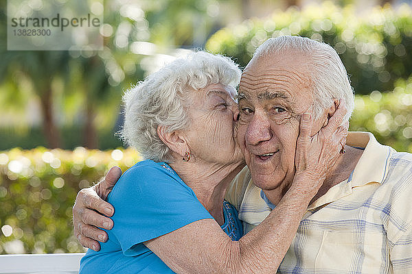 Romantisches älteres Paar in einem Park