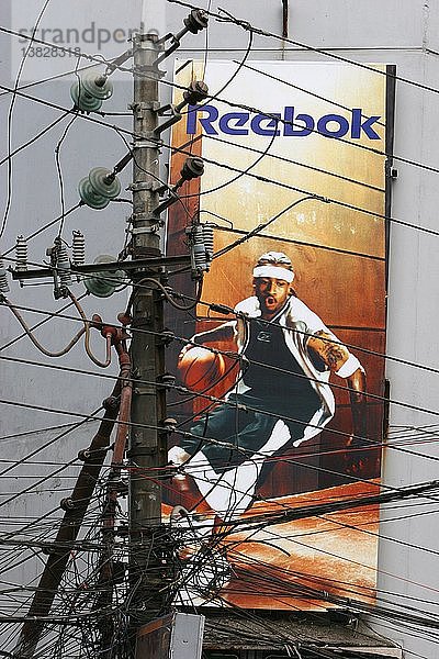 Strommast und Reebok-Werbung  Dhaka  Bangladesch.
