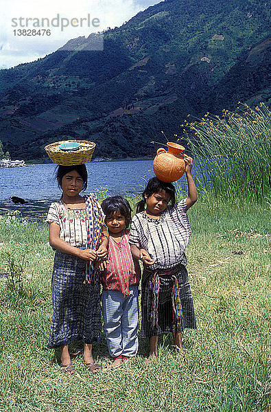 Drei junge Mädchen am Atitlan-See  Guatemala  Mittelamerika