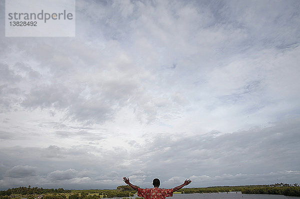 Afrikanischer Mann beobachtet den Himmel.