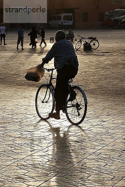 Platz Jemaa El Fna (Djemaa El Fna)  Fahrrad bei Sonnenuntergang.