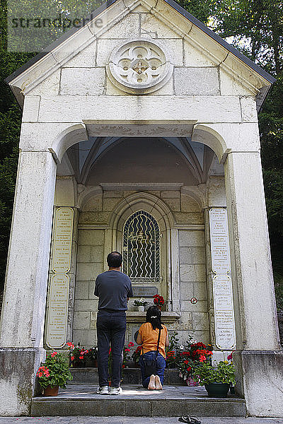 Ein betendes Paar in der Wallfahrtskirche La Batenite Fontaine