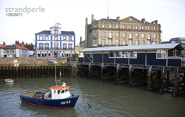 Fischerboot im Hafen  Harwich  Essex mit Pier Hotel und ehemaligem Great Eastern Hotel im Hintergrund