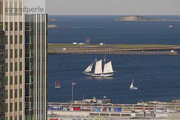 Gebäude an einem Hafen mit Booten im Hintergrund  Boston  Massachusetts  USA