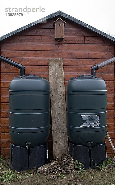 Zwei Wassertonnen zur Veranschaulichung des Konzepts der Wassereinzugsgebiete  die sich auf dem Dach befinden