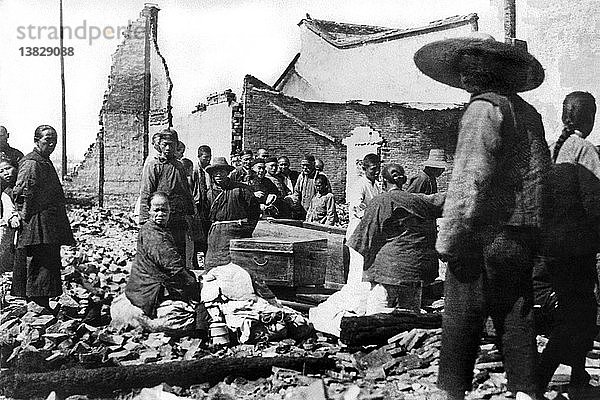 Schanghai  China: 7. April 1927 Einheimische in Schanghai stehen inmitten der Ruinen  nachdem die Kantonesen die Nordstaatler siegreich aus der Stadt vertrieben haben. Die Nationalisten wiederholen ihren Sieg in Shanghai südlich des Jangtse-Flusses  wo sie