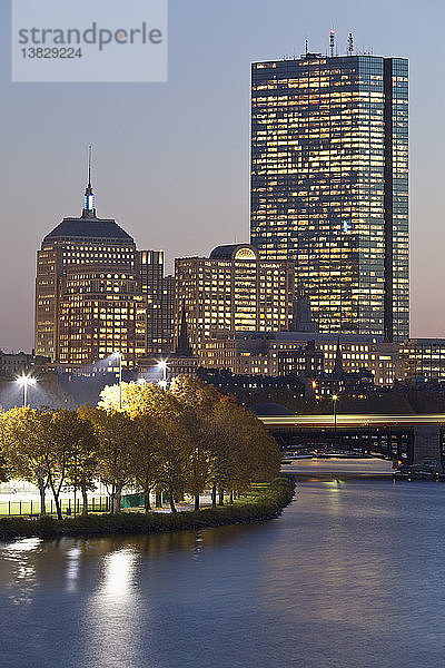 Teddy Ebersol Field und Back Bay in der Abenddämmerung  Boston  Massachusetts  USA