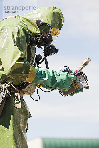 HazMat-Feuerwehrmann misst Strahlung