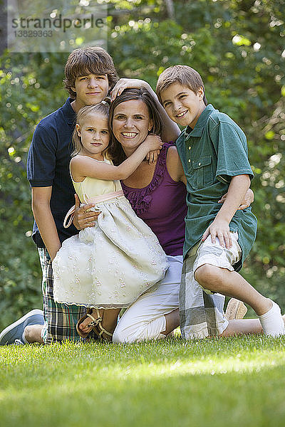 Porträt einer glücklichen Mutter mit ihren Kindern