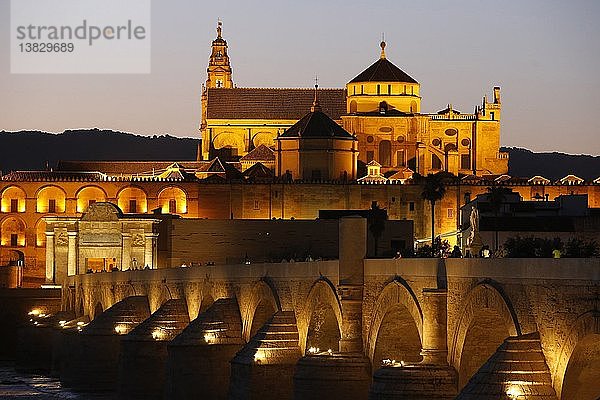 Römische Brücke und Mezquita in Cordoba  Andalusien  in der Abenddämmerung.