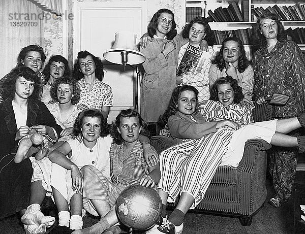 Vereinigte Staaten: um 1947 Eine Gruppe junger College-Studentinnen posiert in ihrem Wohnzimmer.