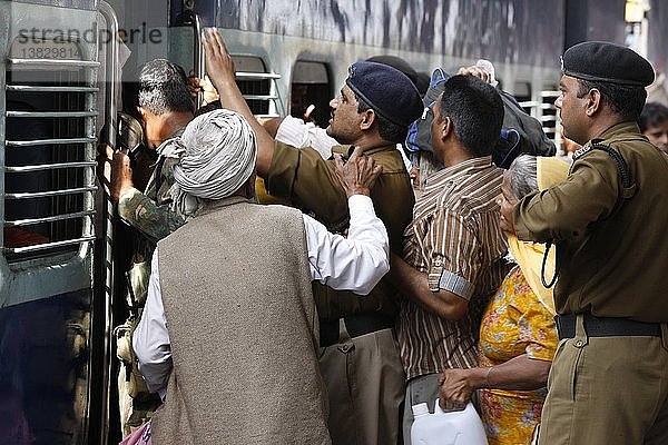 Pilger beim Einsteigen in einen Zug im Bahnhof Hardwar  Haridwar  Indien.