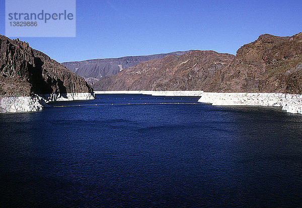 Wasserspeichersee  Hoover-Damm am Colorado River  Grenze zwischen Nevada und Arizona  USA