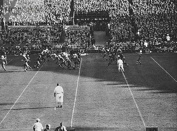 New York  New York: ca. 1915 Der Quarterback ganz rechts sieht zu  wie sein Pass während eines Spiels im Yankee-Stadion von einem Mitglied der gegnerischen Offensivlinie abgefangen wird.