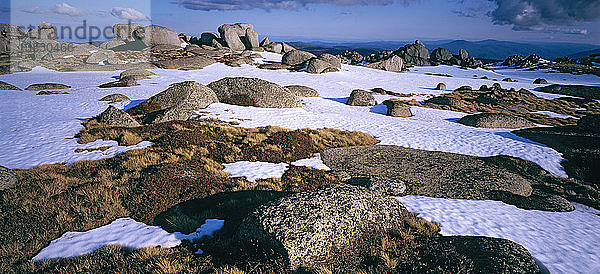 Alpine Gegend im Frühling mit Granittürmen Kosciuszko National Park  New South Wales  Australien