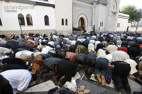 Muslime beim Gebet vor der Großen Moschee in Paris am Eid El-Fitr-Fest