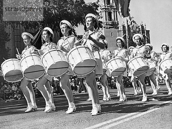 Los Angeles  Kalifornien: 20. September 1938 Mitglieder des Southern Utah Girls´ Drum and Bugle Corps nehmen an der jährlichen Parade der American Legion teil.