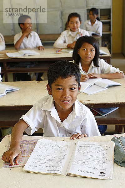 Kambodschanische Kinder in der Schule