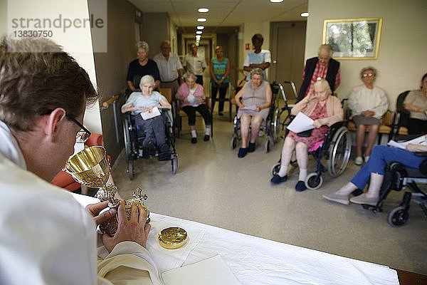 Katholische Messe in einem Krankenzimmer.