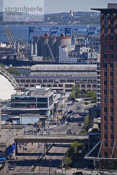 Blick von oben auf ein Industriegebiet  Boston Harbor  Boston  Massachusetts  USA