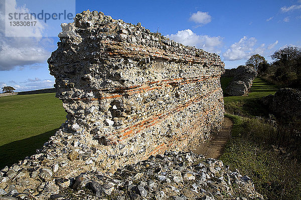 Backsteinmauern eines römischen Kastells  Burgh Castle  Great Yarmouth  Norfolk  England