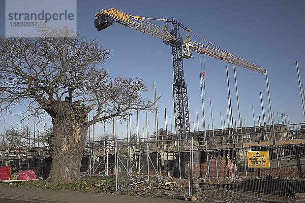 Kran auf einer Baustelle beim Bau eines neuen Gesundheitszentrums  Rendlesham  Suffolk  England