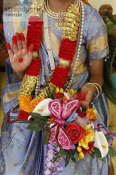 Mädchen  das die Hindu-Göttin Radha (die Gefährtin Krishnas) beim Janmashtami-Fest im Bhaktivedanta Manor ISKCON (Hare Krishna)-Tempel verkörpert '