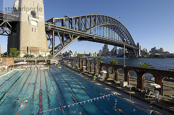 North Sydney Olympic Pool mit Sydney Harbor Bridge  Sydney  New South Wales  Australien