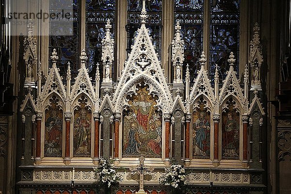 Das Ostfenster über dem Hochaltar wurde 1878 von Clayton und Bell in der Grace Church Episcopal geschaffen.