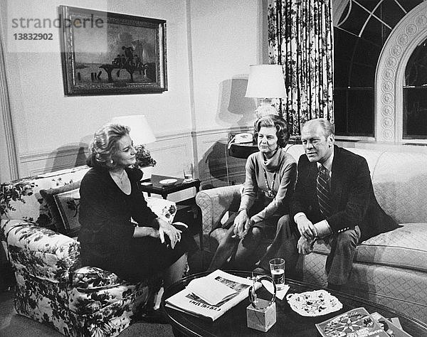 Washington  D.C. 14. Dezember 1976 Barbara Walters interviewt Präsident und Frau Gerald Ford im Weißen Haus.