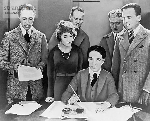 Hollywood  Kalifornien: 17. April 1919 Die Gründung der United Artists Corporation. Die Gründer von links nach rechts: D.W. Griffith  Mary Pickford  Charlie Chaplin und Douglas Fairbanks bei der Unterzeichnung des Vertrags. Die Anwälte Albert Banzhaf und Denn
