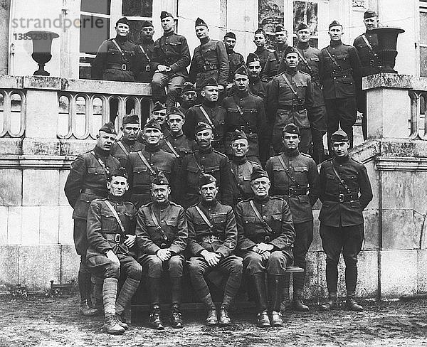 Chateau le Chenay  Frankreich: April 1919 Harry Truman (zweite Reihe  dritter von rechts) posiert mit seinen Kameraden der 129th Field Arilllery Unit im Ersten Weltkrieg.