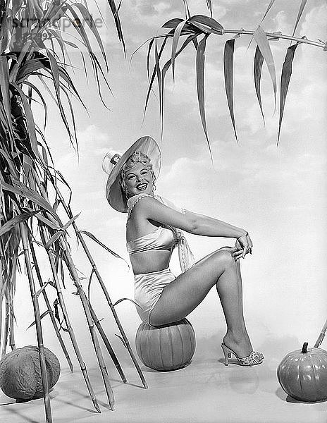 Hollywood  Kalifornien: 1956 Die Schauspielerin Barbara Nichols spielt eine unschuldige Stripperin in dem Film ´Miracle In The Rain´.