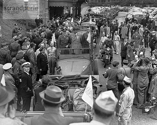 Philadelphia  Pennsylvania: 6. Juni 1945 L-R  stehend im Armeewagen: General Carl Spaatz  Gouverneur Edward Martin und General Omar Bradley  als sie am Bahnhof North Philadelphia ankommen.