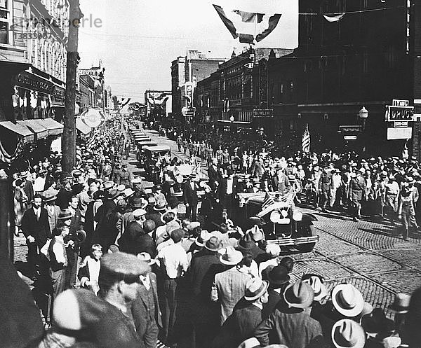 Sedalia  Missouri: 16. Oktober 1928 New Yorker Gouverneur Al Smith an der Spitze der Parade in Sedalia während seiner Kampagne als demokratischer Kandidat für die US-Präsidentschaft im Jahr 1928.