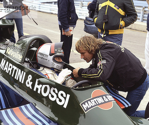 James Hunt  britischer Rennfahrer  der 1976 die Formel-1-Weltmeisterschaft gewann. Im Gespräch mit Mario Andretti 1979.