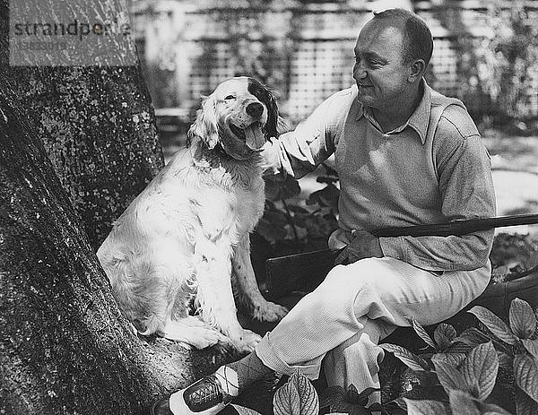 Atherton  Kalifornien: 11. Juli 1936 Der Baseballstar Ty Cobb entspannt sich mit seinem Hund nach der Jagd.