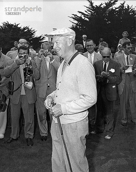 Pebble Beach  Kalifornien: 1956 trifft Präsident Eisenhower mit einem Golfschläger in der Hand die Presse in Pebble Beach  Kalifornien.