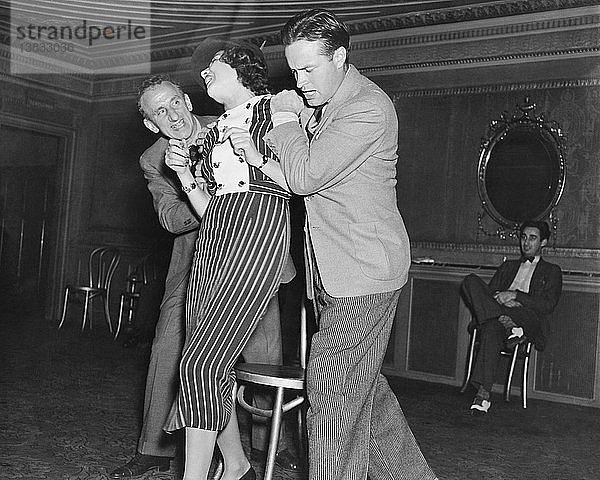 New York  New York: ca. 1936 Jimmy Durante und Bob Hope amüsieren sich mit Ethyl Merman während der Aufführung des Broadway-Musicals Red  Hot and Blue´.