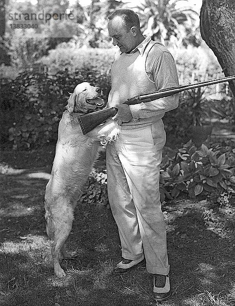 Atherton  Kalifornien: 11. Juli 1936 Der Baseballstar Ty Cobb entspannt sich mit seinem Hund nach der Jagd.