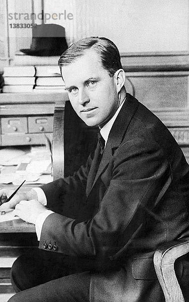 Vereinigte Staaten: um 1920 Ein Porträt von Joseph Kennedy  der an seinem Schreibtisch arbeitet.