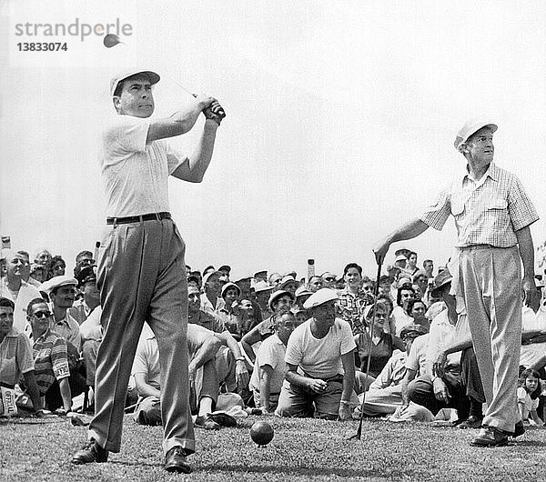 Rockville  Maryland: 1953 schlägt Vizepräsident Richard Nixon beim National Celebrities Open Tournament im Woodmont Country Club ab. Bob Hope (rechts) lächelt  als er beobachtet  wie der Ball auf die Zuschauer zufliegt. Nixon  ein Neuling auf dem Gebiet des Golfsports  schickt zweimal sp