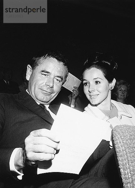 Hollywood  Kalifornien: 1964 Der Schauspieler Glenn Ford und die Schauspielerin Kathy Hays bei einer Vorführung von Ken Murrays Home Movies . Sie heirateten zwei Jahre später.