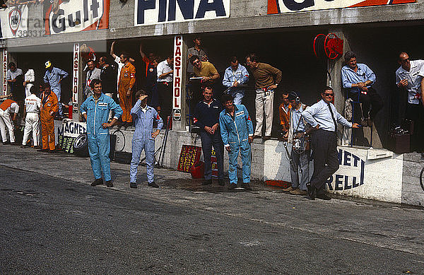 Boxen in Monza  ca. 1969-70. Brabham F1 Mechaniker.