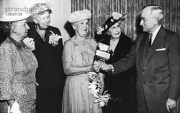 Washington  D.C.: 11. Mai 1954 Ehemalige First Ladies und der ehemalige Präsident Truman treffen sich im Weißen Haus anlässlich der Veröffentlichung der Memoiren der Sozialministerin des Weißen Hauses  Edith Helm´s. L-R: Mrs. Truman  Mrs. Franklin D. Roosevelt  Mrs. Helm  Mrs. Woodrow
