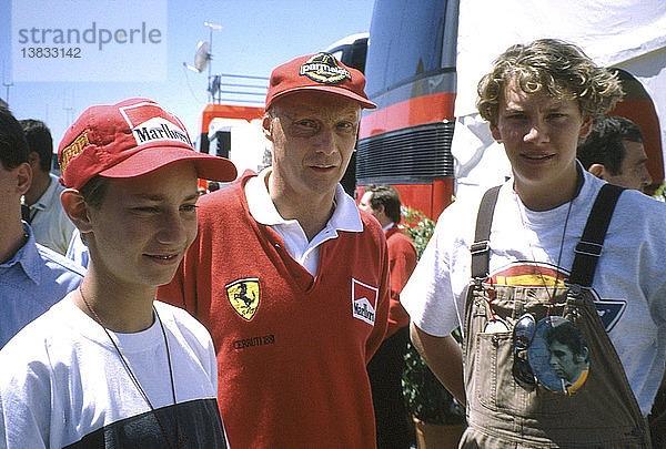 Niki Lauda  österreichischer Rennfahrer  der in den Jahren 1975  1977 und 1984 dreimal die Formel-1-Weltmeisterschaft gewann. Fotografiert mit seinen Söhnen im Jahr 1995.